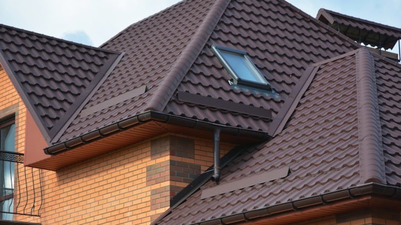 Imagem com exemplo de um telhado que leva a um artigo sobre tipode de telhados e de telhas