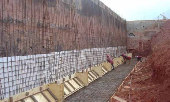 um muro de arrimo com concreto armado