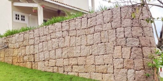 uma imagem de um muro de arrimo feito de alvenaria de pedra