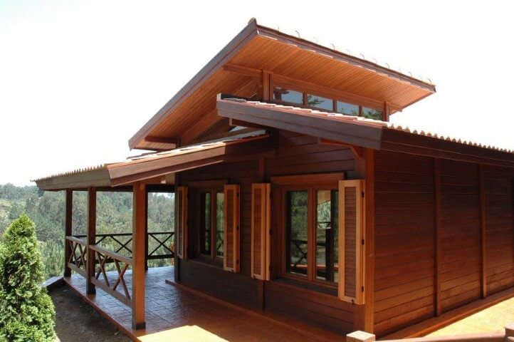 Casas-pré-fabricadas-de-madeira-com-janelas-de-madeira